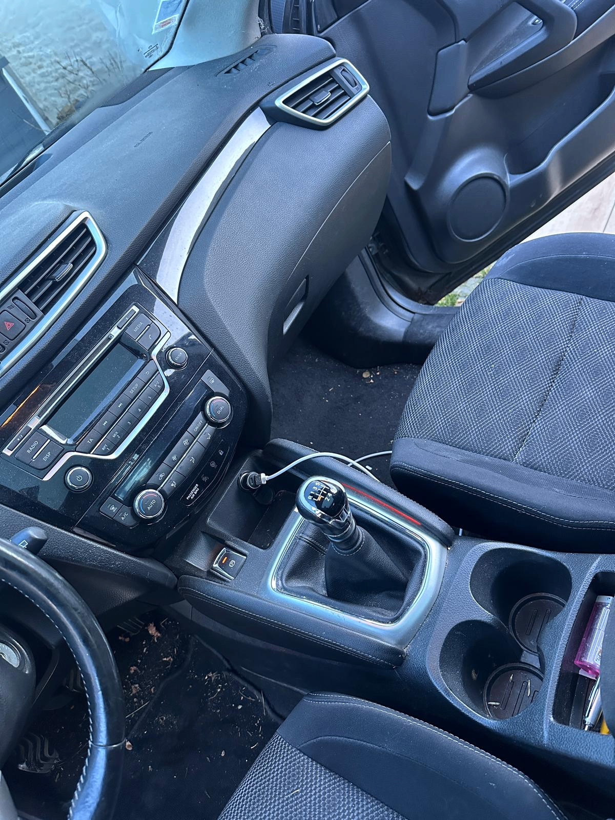 Siège voiture avec tache de café et miettes avant nettoyage - CLEAN KRZ Caen